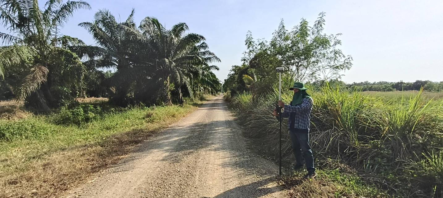 title - นายจักรพงศ์ วรเสฏฐ์ฐากูร นายช่างสำรวจอาวุโส และนายศักดิ์สิทธิ์ พรายระหาร ผู้ช่วยนายช่างสำรวจ ดำเนินการรังวัด ตามที่องค์การบริหารส่วนตำบลบึงชำอ้อ ขออนุญาตใช้ที่ดินเพื่อกิจการสาธารณูปโภค ในเขตปฏิรูปที่ดิน เพื่อปรับปรุงถนนท้ายซอยปฏิรูปที่ 1-12 กลุ่มที่ 152 ตำบลบึงชำอ้อ อำเภอหนองเสือ จังหวัดปทุมธานี